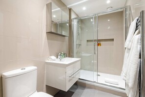 Apartment (4 Bedrooms) | Bathroom | Shower, free toiletries, hair dryer, towels - 4 Bed House Central London Sleeps 8 (London)