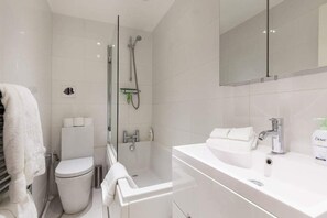 Bathroom - Contemporary 2 bed 2 Bath Maida Vale Home (London)