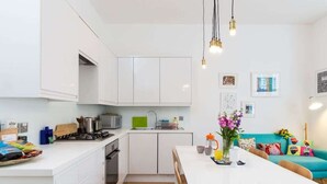 Unclassified image, 2 of 23, button - Contemporary 2 bed 2 Bath Maida Vale Home (London)