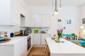 Fridge, microwave, oven - Contemporary 2 bed 2 Bath Maida Vale Home (London)