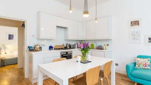Unclassified image, 4 of 23, button - Contemporary 2 bed 2 Bath Maida Vale Home (London)
