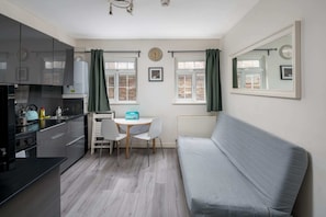 Huoneisto (2 Bedrooms) | Olohuone | 20–tuumainen televisio, jossa digitaalikanavat