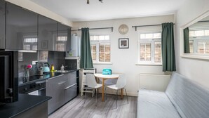 Apartment (2 Bedrooms) | 2 Schlafzimmer, laptopgeeigneter Arbeitsplatz, Bügeleisen/Bügelbrett