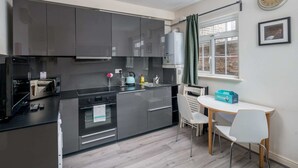 Apartment (2 Bedrooms) | Eigene Küche | Kühlschrank, Mikrowelle, Ofen, Herdplatte
