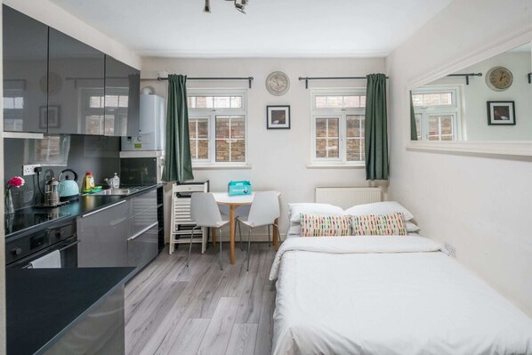 2 habitaciones y espacio para trabajar con laptop