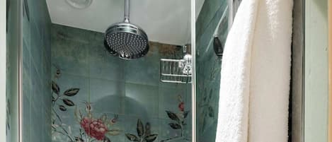 Departamento (3 Bedrooms) | Baño | Regadera, amenidades de baño gratuitas, secadora de cabello, toallas