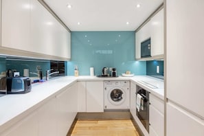 Departamento (2 Bedrooms) | Cocina privada | Refrigerador, microondas, horno y parrilla de estufa