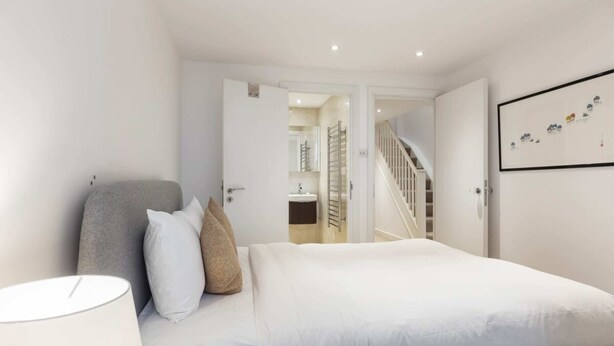 2 habitaciones, tabla de planchar con plancha, cunas y ropa de cama 