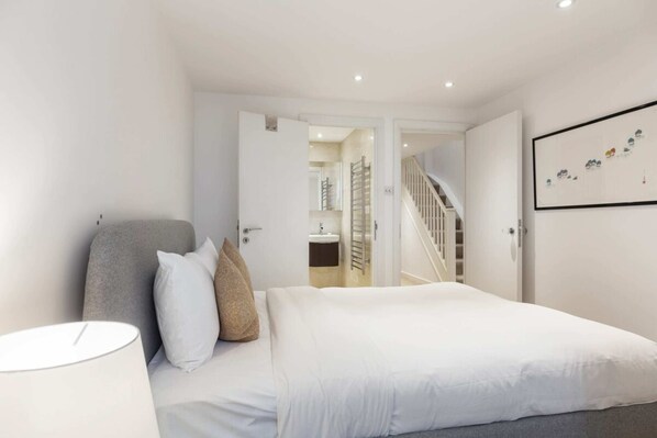 شقة (2 Bedrooms) | 2 عدّة غرف نوم ومكواة/لوح كي وأسرّة أطفال/رضّع وملاءات أسرّة