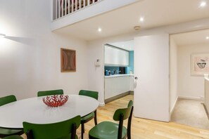 شقة (2 Bedrooms) | مطبخ خاص | ثلاجة، ميكروويف، فرن، موقد طهي مسطح