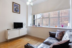 Appartement (2 Bedrooms) | Woonkamer | Een 20-inch televisie met digitale zenders