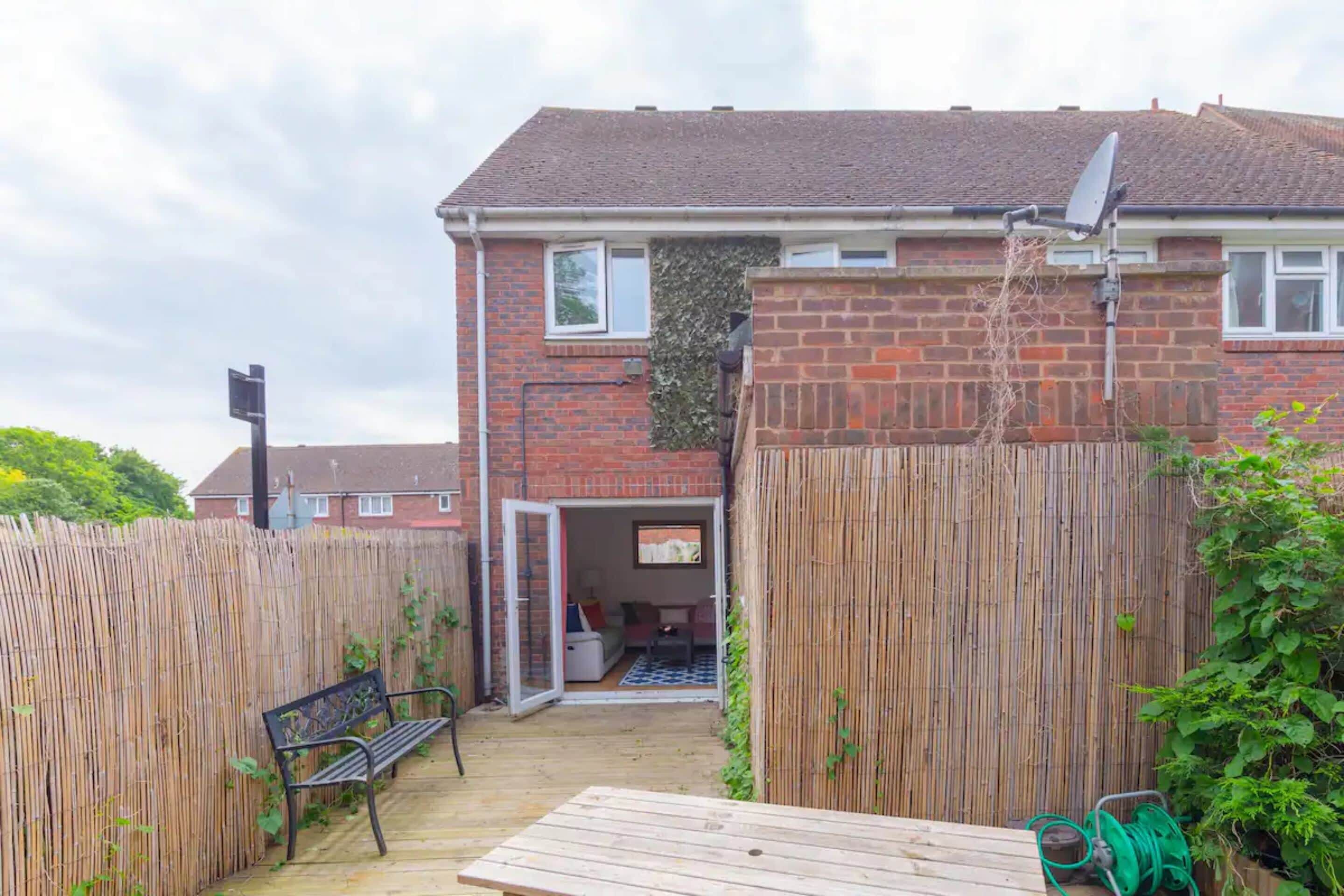 House (3 Bedrooms) | Exterior