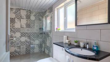 House (3 Bedrooms) | Bathroom | Separate bathtub and shower, free toiletries, hair dryer, towels
