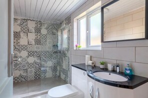 House (3 Bedrooms) | Bathroom