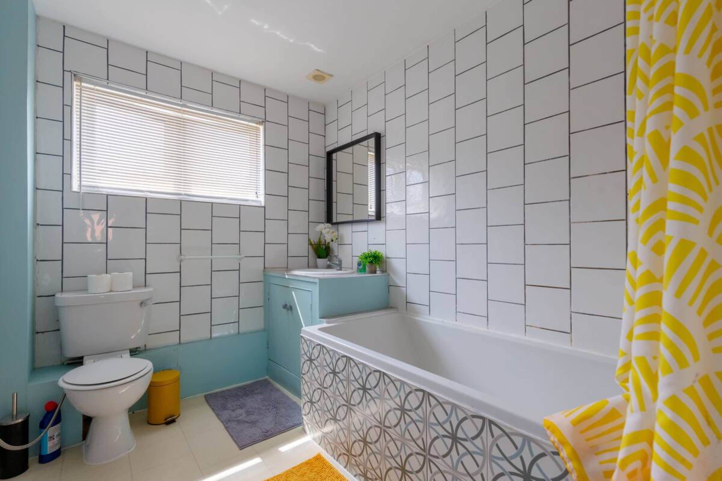 A bathroom with a toilet, sink, and bathtub.