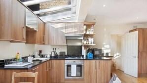 Unclassified image, 5 of 24, button - Cosy 2bed Skylight Apt W/patio in Clapham Junction (London)
