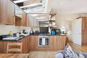 Fridge, microwave, oven, dishwasher - Cosy 2bed Skylight Apt W/patio in Clapham Junction (London)