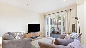 Unclassified image, 2 of 24, button - Cosy 2bed Skylight Apt W/patio in Clapham Junction (London)