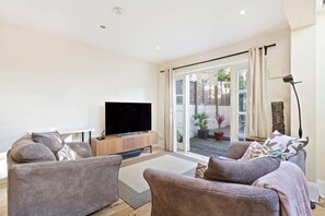 TV - Cosy 2bed Skylight Apt W/patio in Clapham Junction (London)