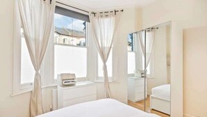Unclassified image, 4 of 24, button - Cosy 2bed Skylight Apt W/patio in Clapham Junction (London)