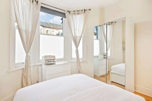 2 bedrooms, desk, laptop workspace, iron/ironing board - Cosy 2bed Skylight Apt W/patio in Clapham Junction (London)
