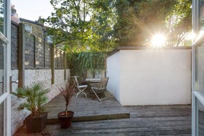 Outdoor dining - Cosy 2bed Skylight Apt W/patio in Clapham Junction (London)
