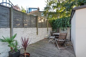 Outdoor dining - Cosy 2bed Skylight Apt W/patio in Clapham Junction (London)