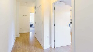 Interior - Contemporary and Bright 2 Bed Flat in East London (London)