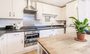 Leilighet (2 Bedrooms) | Eget kjøkken | Ovn, hurtigmikser og kjøkkenøyer