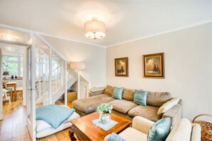 Talo (4 Bedrooms) | Olohuone | Televisio, takka, kirjoja