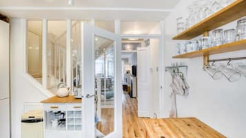 House (4 Bedrooms) | Private kitchen | Fridge, microwave, oven, stovetop