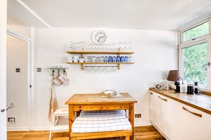 House (4 Bedrooms) | Private kitchen | Fridge, microwave, oven, stovetop