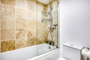 House (4 Bedrooms) | Bathroom | Free toiletries, hair dryer, towels, soap - Homely 4 Bedroom House in Brixton (London)