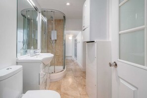 Apartment (2 Bedrooms) | Bathroom | Hair dryer, towels, soap, shampoo - Bright and Modern 2 Bedroom Apartment in Earl's Court (London)