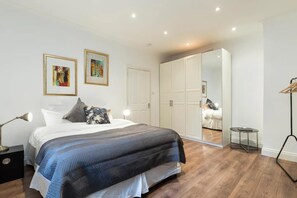 Apartment (2 Bedrooms) | 2 bedrooms, laptop workspace, iron/ironing board, cots/infant beds - Bright and Modern 2 Bedroom Apartment in Earl's Court (London)