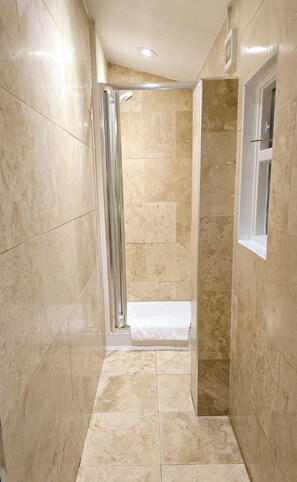 Apartment (2 Bedrooms) | Badezimmer | Haartrockner, Handtücher, Seife, Shampoo