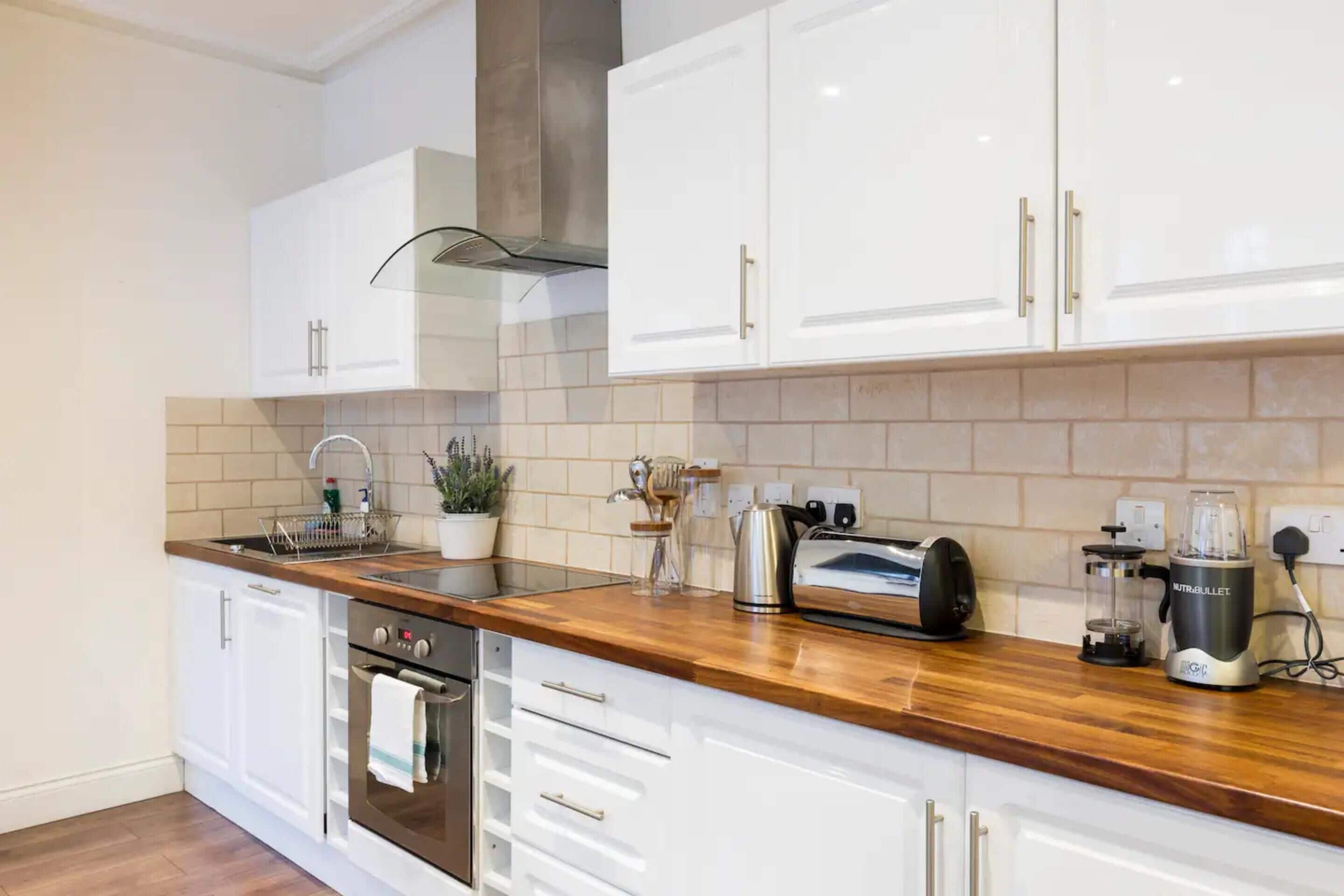 Apartment (2 Bedrooms) | Private kitchen | Fridge, microwave, oven, stovetop