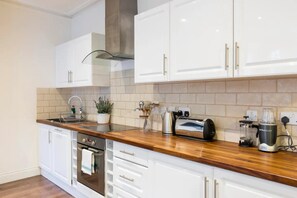 Apartment (2 Bedrooms) | Private kitchen | Fridge, microwave, oven, stovetop - Bright and Modern 2 Bedroom Apartment in Earl's Court (London)