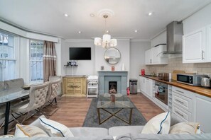 아파트 (2 Bedrooms) | 전용 주방 | 냉장고, 전자레인지, 오븐, 쿡탑