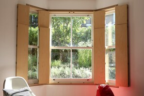 Apartment (1 Bedroom) | 1 bedroom, laptop workspace, iron/ironing board, bed sheets - Stylish, Bright Apartment w/ Private Garden (London)