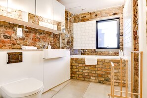 Bathroom - Stylish, Bright Apartment w/ Private Garden (London)