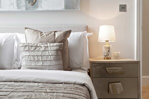 Apartment (3 Bedrooms) | 3 bedrooms, laptop workspace, iron/ironing board, free WiFi - Elegant 3 Bed Apt W Terrace Near Kensington (London)