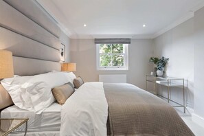 Room - Elegant 3 Bed Apt W Terrace Near Kensington (London)