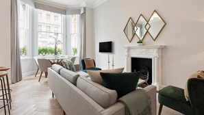 Apartamento (3 Bedrooms) | Sala de estar | TV 20 polegadas com canais digitais