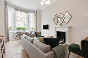 Apartment (3 Bedrooms) | Living room - Elegant 3 Bed Apt W Terrace Near Kensington (London)