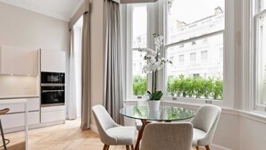 Apartamento (3 Bedrooms) | Cozinha privada | Geladeira, micro-ondas, fogão, cooktop