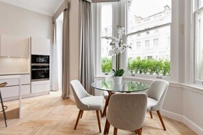 Apartment (3 Bedrooms) | Private kitchen | Fridge, microwave, oven, stovetop