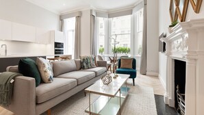 Apartamento (3 Bedrooms) | Sala de estar | TV 20 polegadas com canais digitais