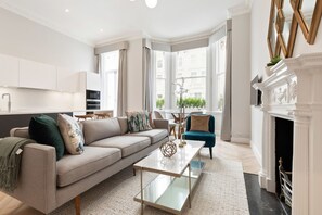Apartment (3 Bedrooms) | Living room | 20-inch TV with digital channels - Elegant 3 Bed Apt W Terrace Near Kensington (London)