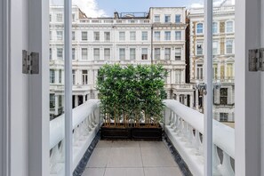 Apartment (3 Bedrooms) | Balcony - Elegant 3 Bed Apt W Terrace Near Kensington (London)